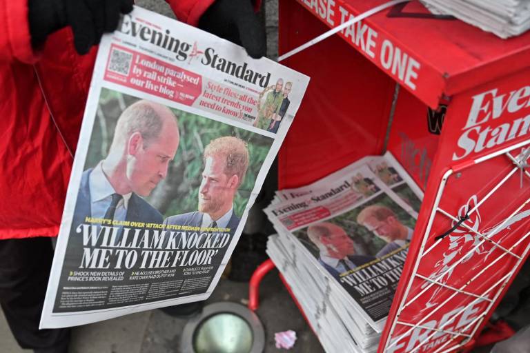 $!Copias del periódico Evening Standard newspaper que riene como titular las revelación de la pelea que tuvieron los príncipes Guillermo y Harry.