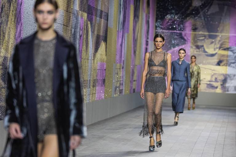 $!Varias modelos presentan la colección Primavera/Verano 2023, de Alta costura, de Dior, en la semana de la moda de París.
