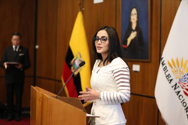 $!Viviana Veloz junto a su retrato en la Asamblea.