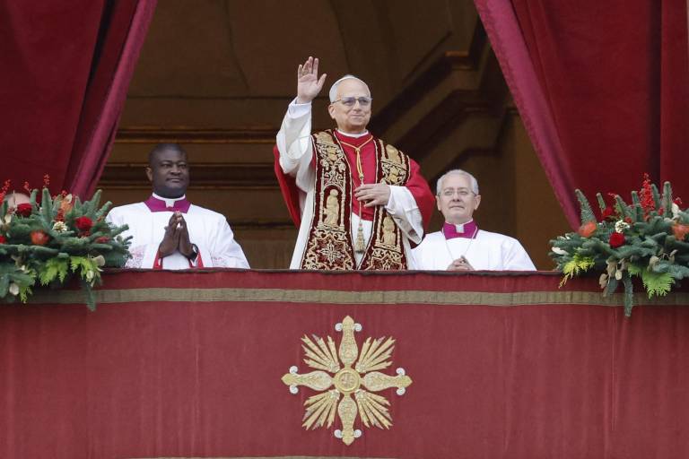 $!El Papa Leo XIV saluda desde el balcón central de la Basílica de San Pedro.