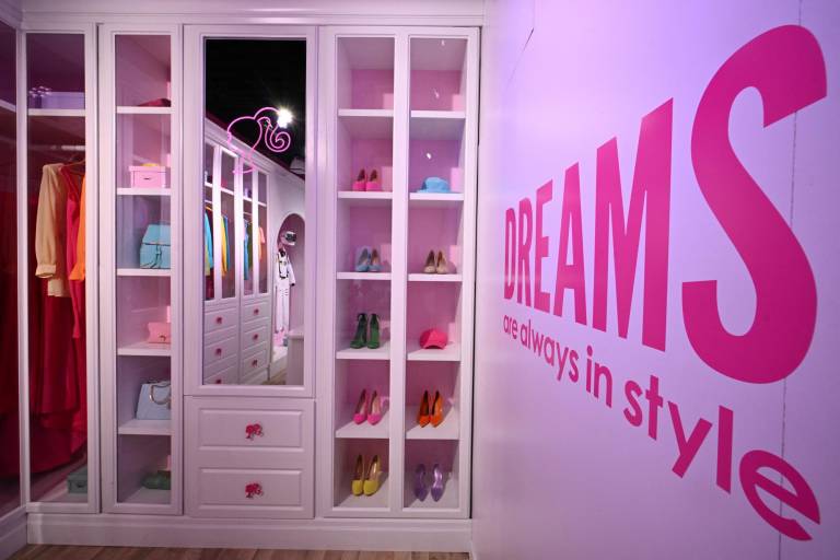 $!El closet de los sueños de Barbie en la exhibición interactiva The World of Barbie.