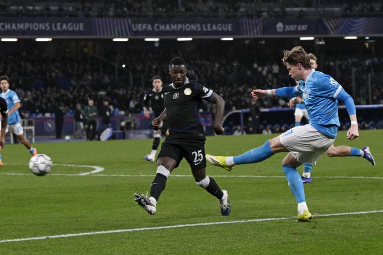 $!Moisés Caicedo tratando de bloquear un centro de Scott McTominay.