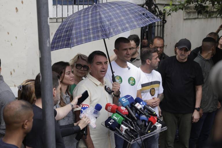 $!El candidato opositor, Flávio Bolsonaro, tras votar en Río de Janeiro.