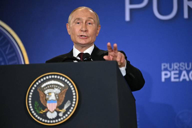 $!El presidente ruso, Vladimir Putin, habla durante una conferencia de prensa conjunta con el presidente estadounidense, Donald Trump.
