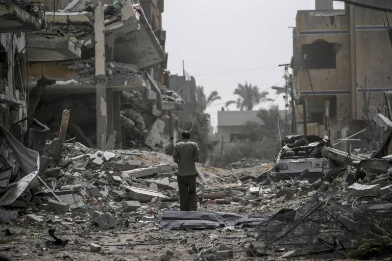 $!Un palestino mira los escombros después de regresar al campo de refugiados de Al Nusairat tras la retirada del ejército israelí de la zona, en el sur de la Franja de Gaza, el 18 de abril de 2024.