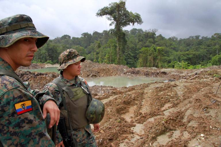 $!La explotación minera ilegal en la provincia verde sigue a pesar de los constantes operativos militares en el cantón Eloy Alfaro, trayendo como consecuencia la contaminación de los ríos Bogotá, Cachaví , Santiago y la destrucción de mas de cinco mil hectáreas . Foto: Eduardo Flores/Andes