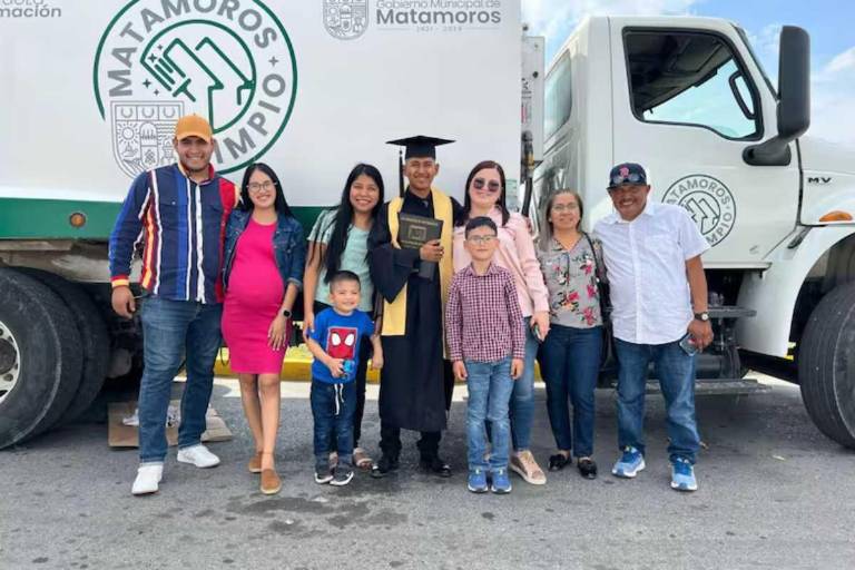 $!Su graduación tuvo como escenario el camión recolector que lo acompañó durante su trayectoria.