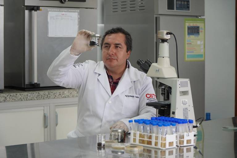 $!El profesor Hernán Yumbla, en la sede de la U. Católica de Cuenca, en Macas. Él es quien lidera el desarrollo del proyecto.