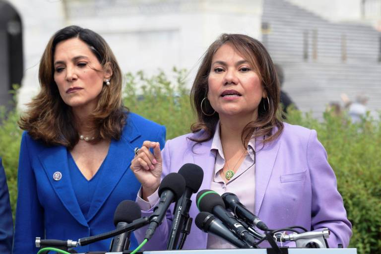 $!La congresista demócrata Verónica Escobar y la republicana María Elvira Salazar presentaron un proyecto de ley migratorio para regularizar a más de 11 millones de personas indocumentadas en Estados Unidos.