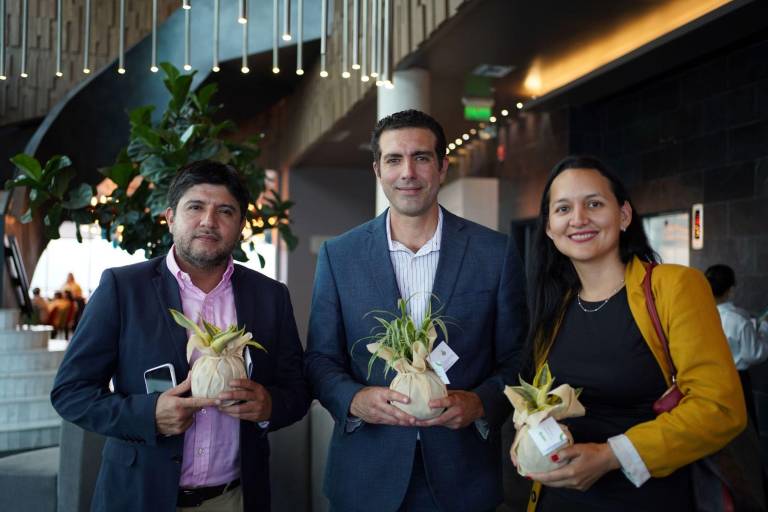 $!Los asistentes a la presentación de la Memoria de Sostenibilidad 2024 - 2025 recibieron presentes con la temática del evento.