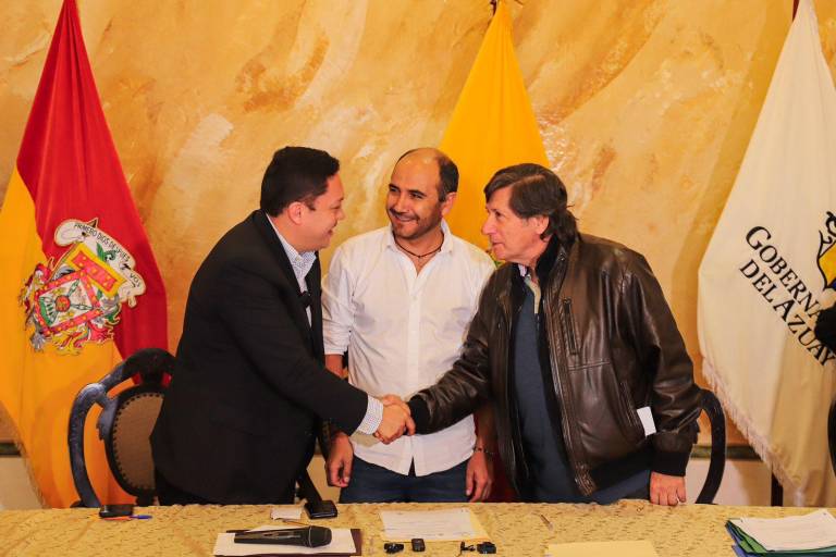 $!Cristian Zamora, alcalde de Cuenca; Juan Cristóbal Lloret, prefecto del Azuay; y, César Rohon, ministro de Transportes y Obras Públicas; firmaron los convenios para el mantenimiento de las principales carreteras del Azuay.
