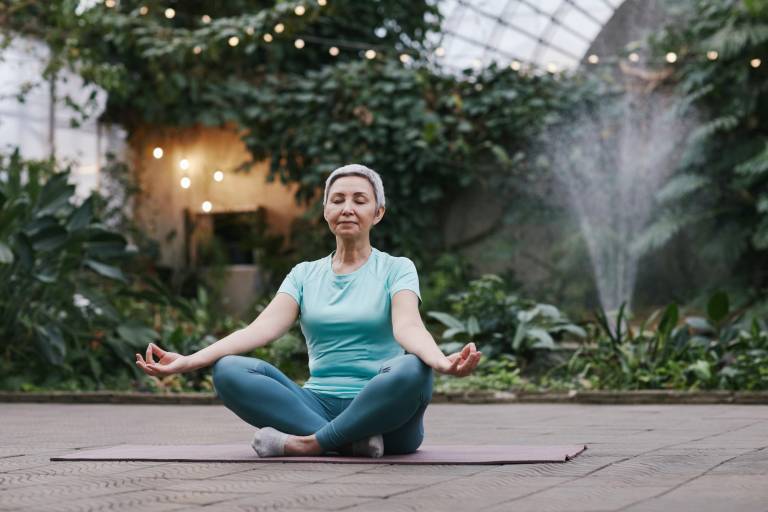 $!El yoga y la meditación puede ser una buena herramienta para mejorar el estilo de vida durante la menopausia.