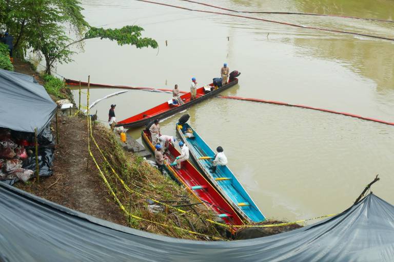 $!En varios puntos de los 80 kilómetros afectados, voluntarios y trabajadores de Petroecuador tratan de limpiar las orillas que aún albergan manchas negras.
