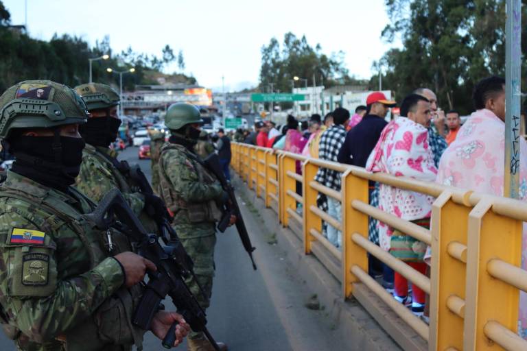 $!Integrantes de las Fuerzas Armadas de Ecuador custodian a presos colombianos durante su proceso de deportación.