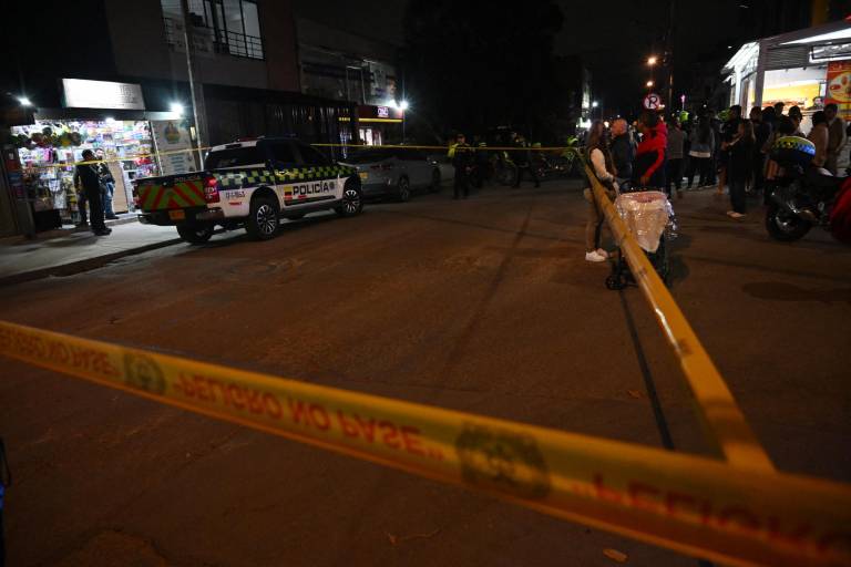$!La policía hace guardia en la escena del crimen donde el senador Miguel Uribe Turbay fue baleado y herido en el barrio Modelia en Bogotá el 7 de junio de 2025.