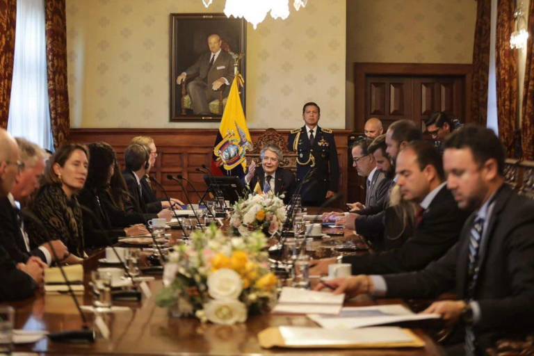 $!Presidente Guillermo Lasso y funcionarios de Carondelet durante la reunión con el director ejecutivo Scott Nathan.