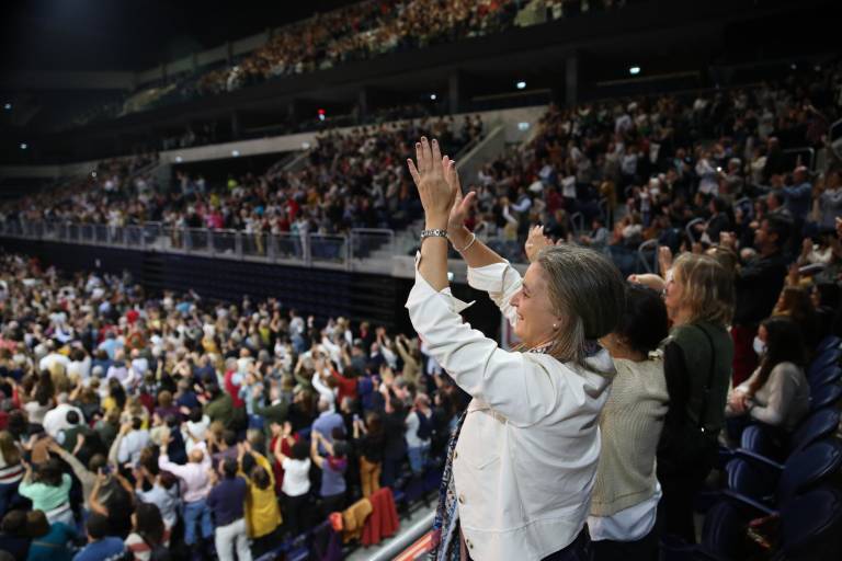 $!Fanáticas del cantautor español José Luis Perales disfrutan de la música durante su último concierto en Montevideo (Uruguay).