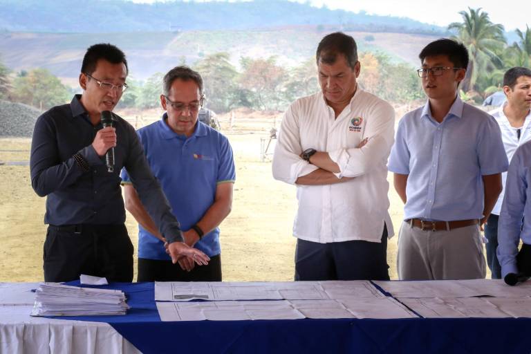 $!Rafael Correa con representantes de China Railway.