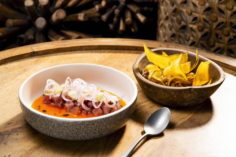$!Ceviche de atún con chifles y maís tostado.