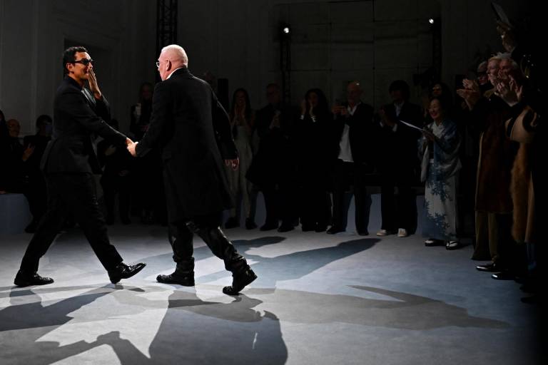 $!El diseñador Francés Jean-Paul Gaultier (d) saluda al diseñador Haider Ackermann durante el show de Alta Costura, Primavera Verano 2023 de la firma francesa.