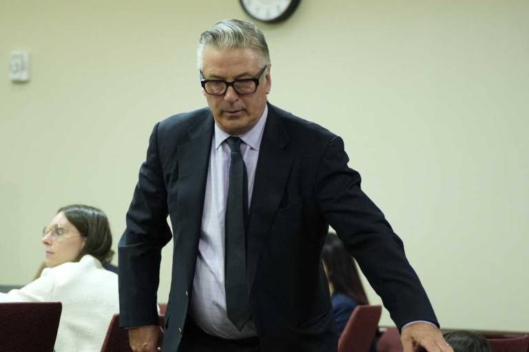 $!El actor demanda a fiscales e investigadores por manipulación de pruebas y difamación en el caso Rust.