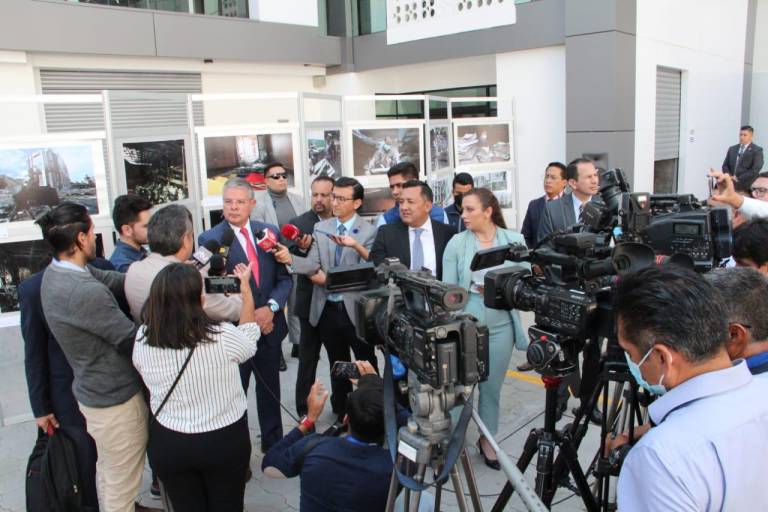 $!Carlos Riofrío, Contralor subrogante, respondiendo ante medios de prensa frente a un bloque de las edificaciones restauradas.