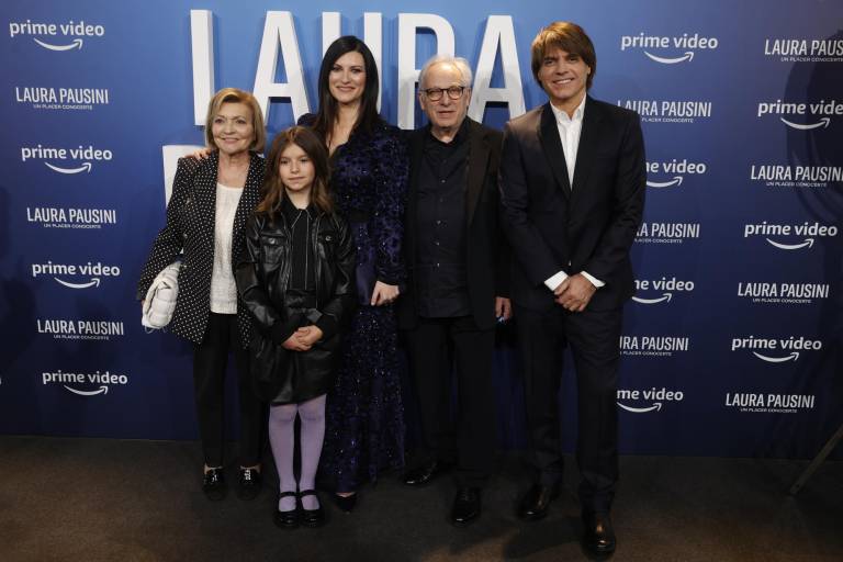 $!La cantante italiana Laura Pausini posa acompañada de sus familiares a su llegada al photocall del estreno de su película 'Laura Pausini - Un placer conocerte', este jueves en los cines Capitol de Madrid. EFE/ Juanjo Martín