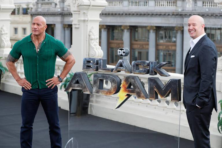 $!El actor estadounidense Dwayne Johnson junto al productor Hiram Garcia (d), posa para la prensa con motivo del estreno de su película “Black Adam”, este miércoles en Madrid.