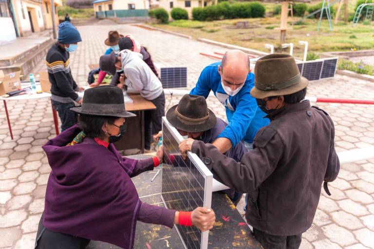 $!CN junto a la empresa de energía solar Litro de Luz entregaron 50 postes de luz autosustentable a la la comunidad Yacupamaba.