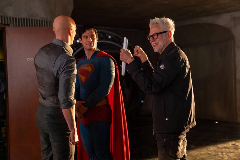 $!Foto en lo que se ve al director James Gunn conversando con los protagonistas de Superman.