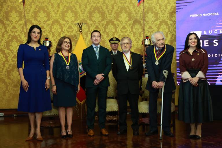 $!Daniel Noboa junto a sus ministras y los ganadores del Premio Eugenio Espejo.