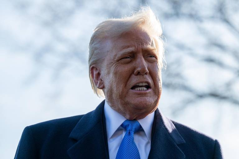 $!El presidente de Estados Unidos, Donald Trump, habla con la prensa al salir de la Casa Blanca.
