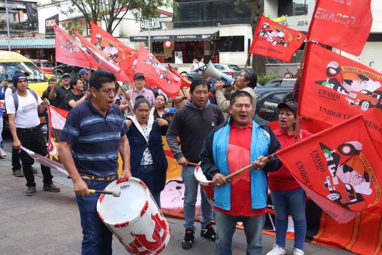 $!Imagen que muestra a manifestantes reunidos a las afueras del Ministerio de Trabajo, este jueves.
