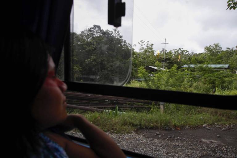 $!Una mujer indígena waorani mira una llamarada proveniente de una refinería a bordo de un autobús en la comunidad waorani de Bameno, Ecuador, el 28 de julio de 2023.