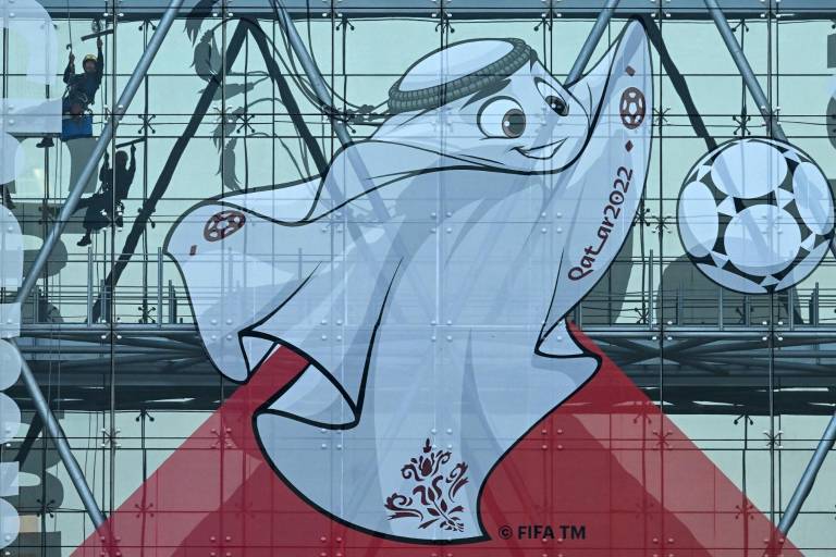 $!La mascota del Mundial de Catar 2022, La'eeb, en un edificio en Doha.