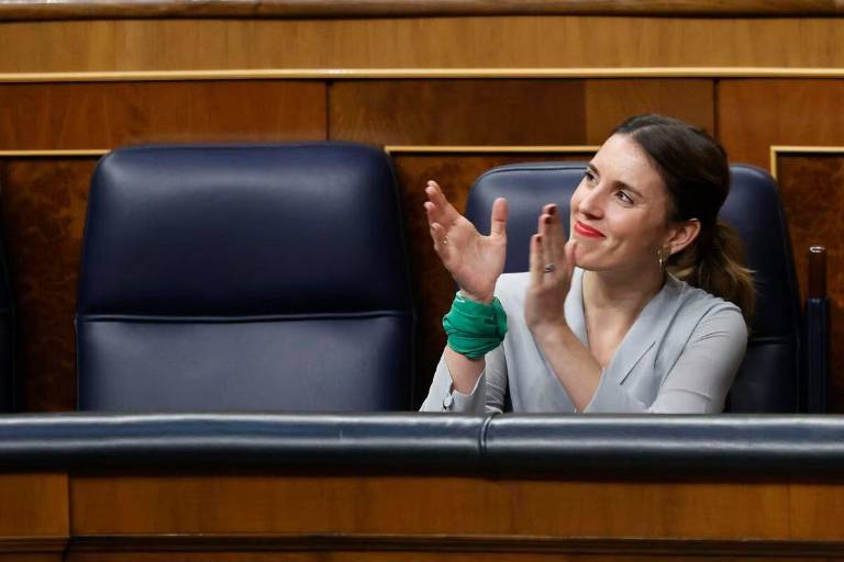 $!El activismo LGTBI+ celebró a las puertas del Parlamento la aprobación de la ley junto a su impulsora, la ministra Irene Montero, de Unidas Podemos