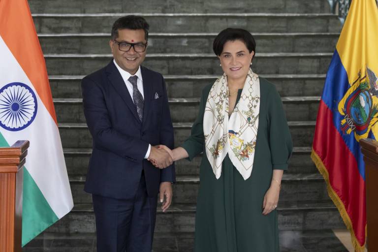 $!La canciller de Ecuador, Gabriela Sommerfeld (d), estrecha la mano del ministro de Estado para Asuntos Exteriores y Textiles de la India, Shri Pabitra Margherita.