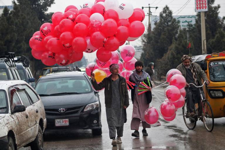$!Vendedores de globos en Mazar tratando de vender el día de San Valentín.