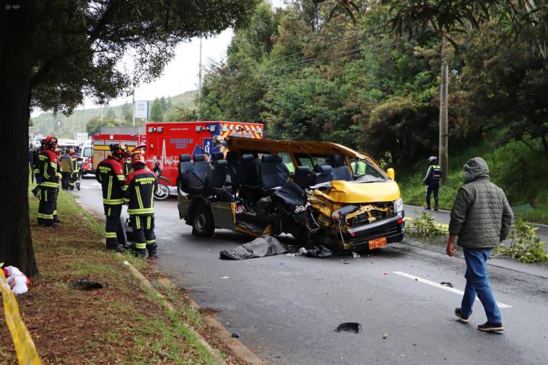 $!Quito, jueves 22 de febrero del 2024 Accidente de transito de transporte escolar, en el sector del Troje, en la Ave. Simon Boli­var.