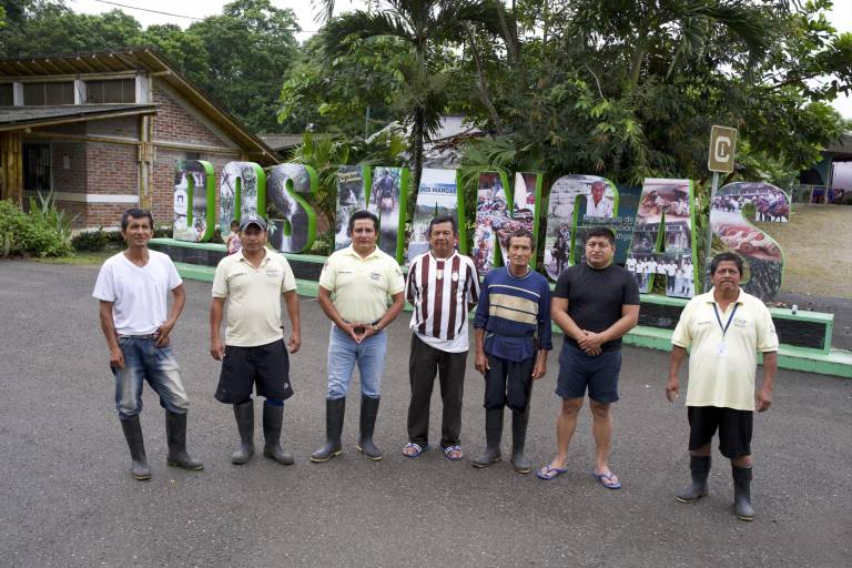 $!Guías turísticos, comuneros y artesanos de Dos Mangas que encabezan las labores de conservación de los árboles de Tagua. Hoy, la comuna tiene 2841 hectáreas en protección.