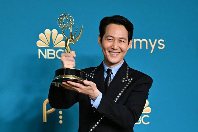 $!El actor sur coreano Lee Jung-jae posa con su premio Emmy recibido por su actuación en la serie Squid Game. (Photo by Frederic J. Brown / AFP)