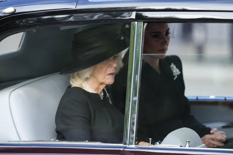 $!La reina consorte Camila y Catalina, princesa de Gales, siguen la procesión del féretro de la reina, en vehículo. (Photo by Frank Augstein / POOL / AFP)