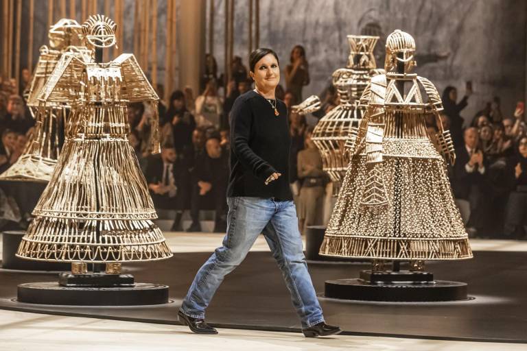 $!La diseñadora italiana Maria Grazia Chiuri aparece en la pista después de la presentación de su colección Otoño/Invierno 2024/2025 para la casa de moda Dior durante la Semana de la Moda de París, en París.