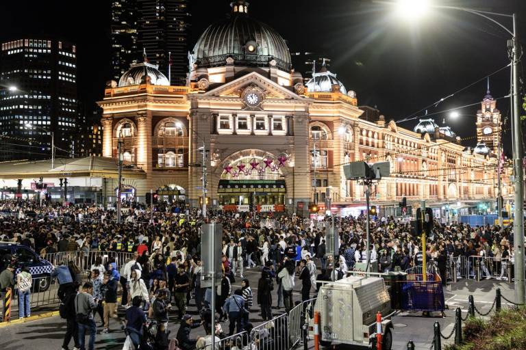 $!La gente se agolpa en St. Kilda Road durante las celebraciones de Nochevieja en Melbourne, Australia, el 31 de diciembre de 2023.