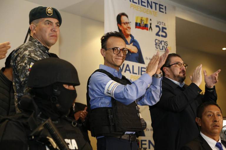 $!El candidato a la Presidencia de Ecuador Christian Zurita, que sustituyó al asesinado Fernando Villavicencio, dijo este domingo confiar en quedar en el tercer lugar de las elecciones efectuadas este domingo, aunque ello le deja fuera de la segunda ronda de votaciones.