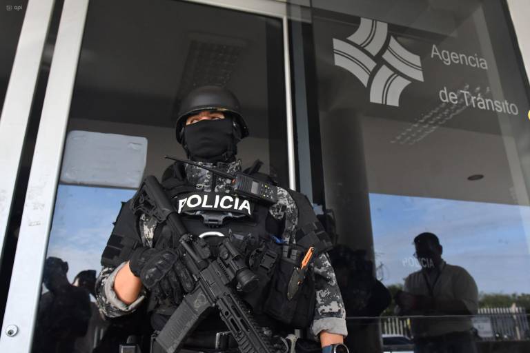 $!Manta, 10 de julio de 2025. El Ministro del Interior, Jhon Reimberg, participÃ³ en la intervenciÃ³n de la Agencia Municipal de TrÃ¡nsito de Manta. ARIEL OCHOA / API