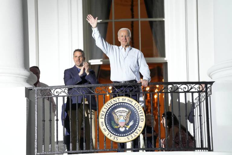 $!El presidente de EE.UU., Joe Biden (c), junto a su hijo Hunter Biden (i), en una fotografía de archivo.