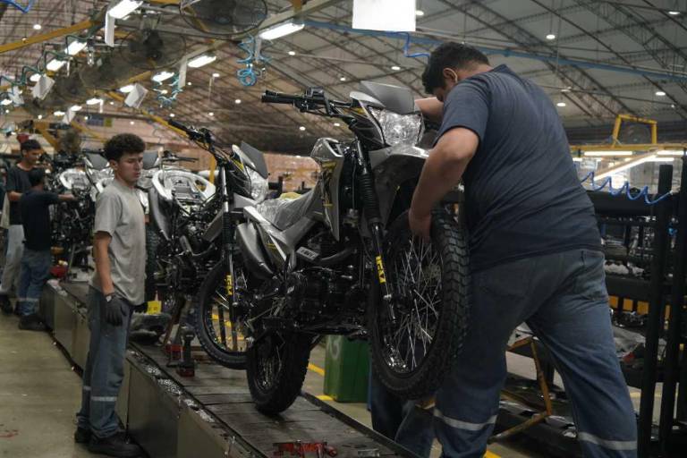 $!Técnicos trabajan en ensambladora de motos Mercandina, en Guayaquil.