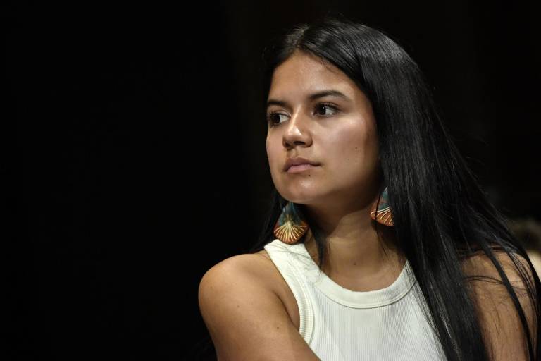 $!La activista ambiental y de derechos humanos ecuatoriana Helena Gualinga habla durante el evento Conversación sobre el poder del activismo en el Theatre du Chatelet en París el 22 de junio de 2023.