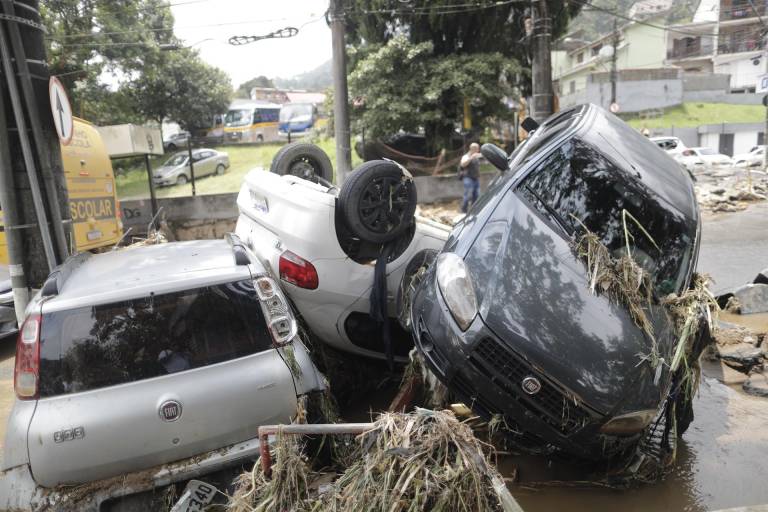 $!Autos arrastrados por el desastre desencadenado en Petrópolis.